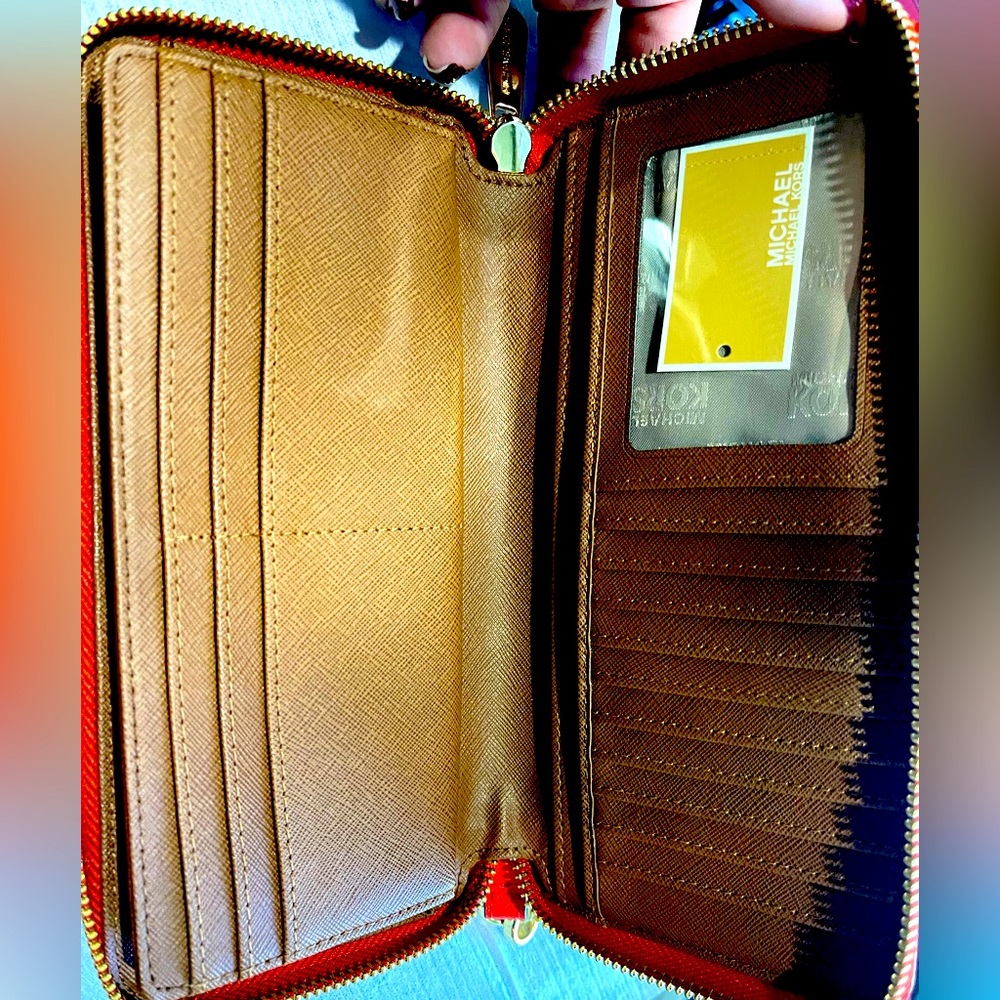 This is a new without tag  original Michael kors big wallet it’s a orange red !